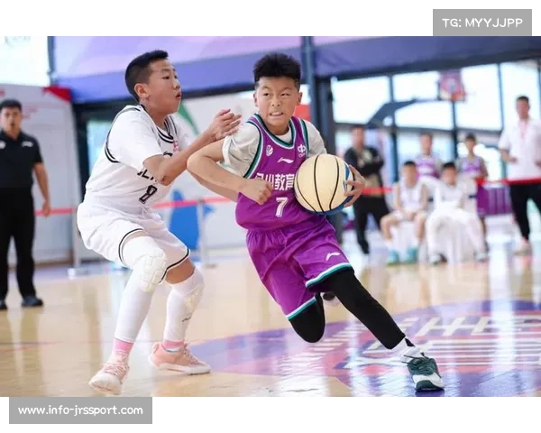 少年篮球训练营开幕，退役球星亲自指导基础动作